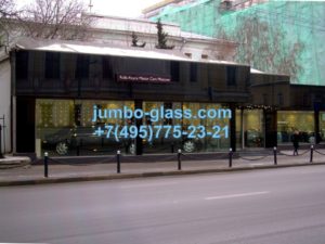 4 фасад автосалона, остекленный большими стеклопакетами